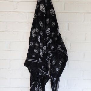 BLACK AND WHITE SKULL SCARF